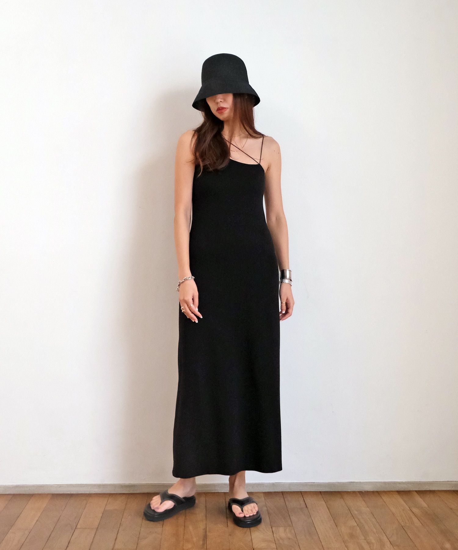 【未使用美品】AKTE カラーストラップキャミワンピ 美品 黒 ランダムストラップキャミソールワンピース | AKTE