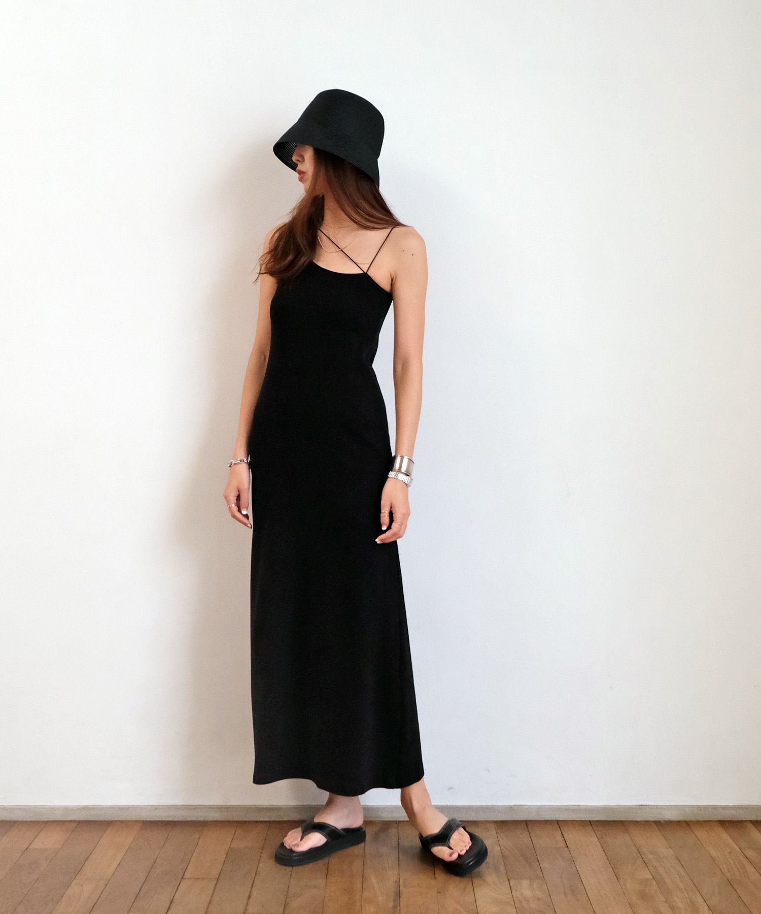【未使用美品】AKTE カラーストラップキャミワンピ 美品 黒 ランダムストラップキャミソールワンピース | AKTE