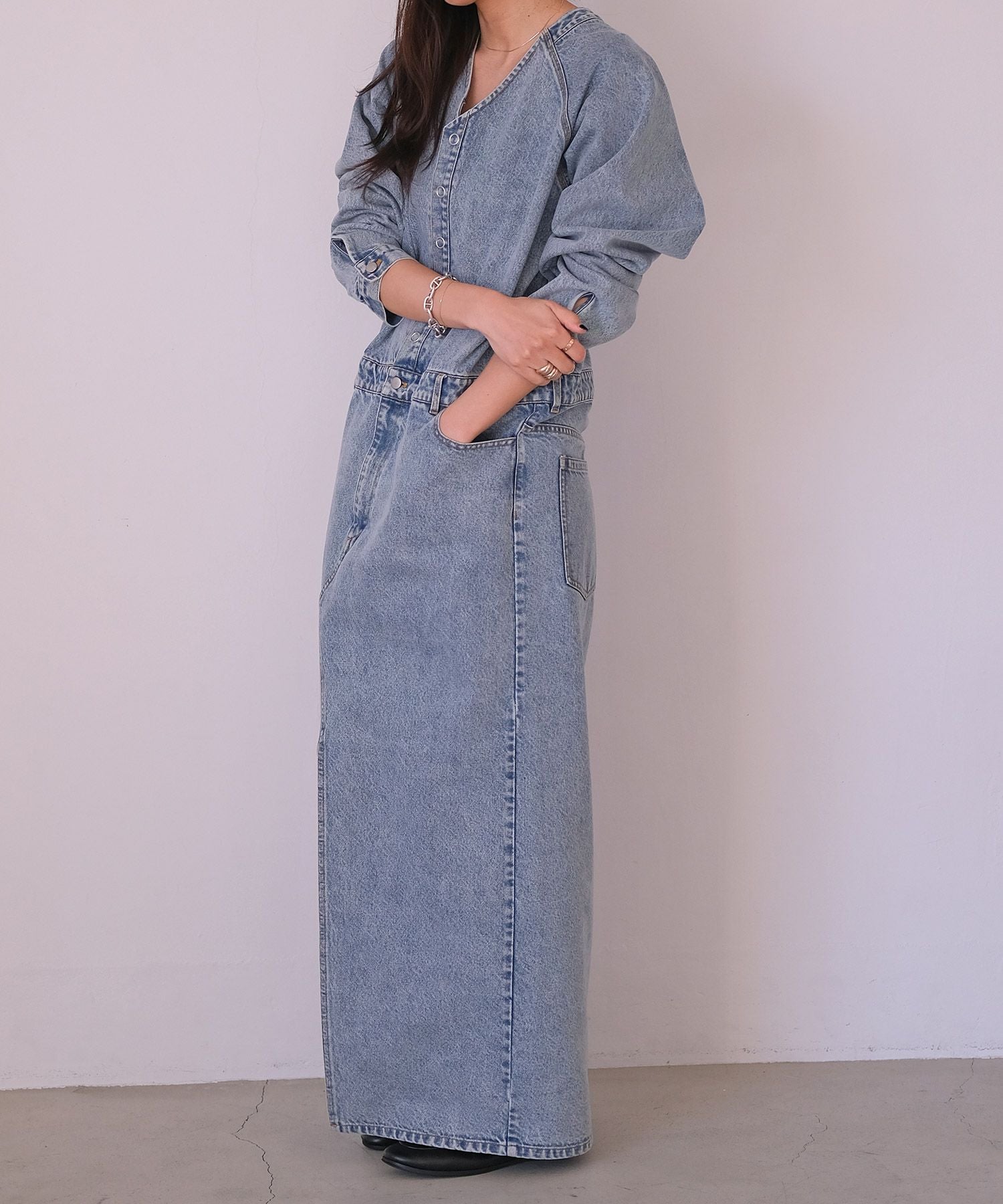 完売品　新品未使用AKTE Vネックデニムドレス-販売価格:26400円 Vネックデニムドレス | AKTE